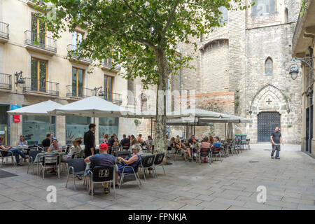 Barcelone, 6e 2015 Spain-Sept : Une place typique avec des cafés. La plupart des cafés en plein air ont un coin salon, Banque D'Images