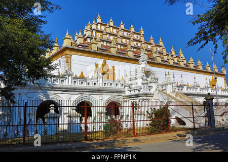 Décorations de toit sur la salle principale de l'Atoum Ash Monastère, Mandalay, Myanmar (Birmanie) Banque D'Images