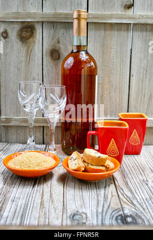 Vin de liqueur doux de dessert, deux tasses à espresso et cantuccini starmino flacon sur le fond en bois rustique Banque D'Images