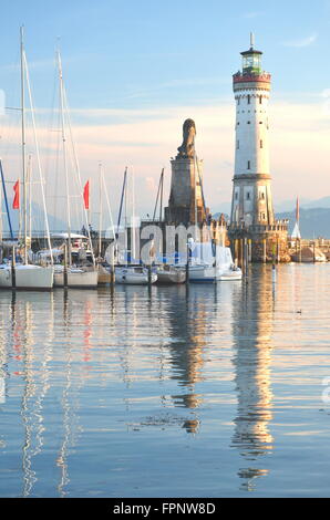 Vue panoramique sur l'entrée du port dans l'île de Lindau, sur le lac Bodensee, Allemagne Banque D'Images