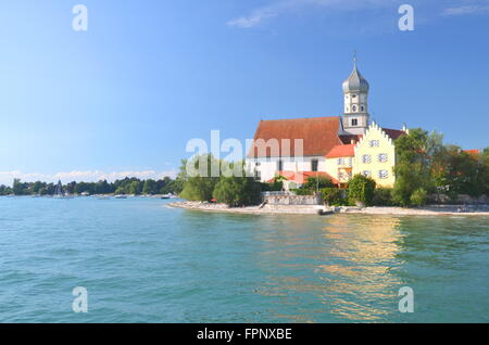 Vue pittoresque sur l'église en Wasserburg sur le lac Bodensee, Allemagne Banque D'Images