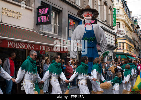 La musique et les danseurs pendant pendant la Parade des Géants, Bruxelles, Belgique. Tous les acteurs de la célèbre Meyboom défilé sera là : la C Banque D'Images