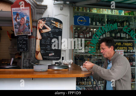 Restaurant à Tapas situé à côté de la fameuse Mer du Nord, Bruxelles, Belgique. Tout le monde s'approche de ce bar en acier inoxydable avec ga Banque D'Images