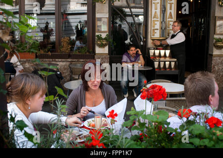 Les personnes mangeant à la terrasse de Le Falstaff, Bruxelles, Belgique. L'une des terrasses des nombreux restaurants à Bruxelles. Dans l Banque D'Images