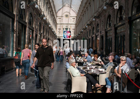 Restaurants aux Galeries St Hubert galerie marchande dans le centre-ville, Bruxelles, Belgique. Galeries Saint-Hubert. Les cafétérias du G Banque D'Images