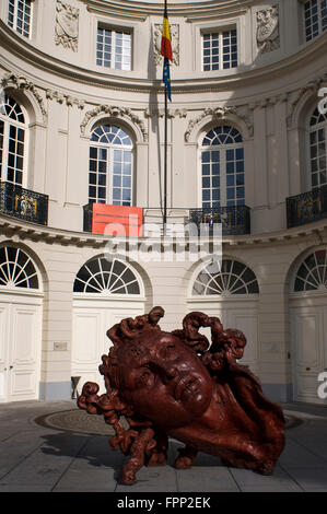 Une sculpture de la résine polyester par l'artiste mexicain Javier Marin appelé Cabeza de Mujer Roja. Le Palais de Charles de Lorrai Banque D'Images