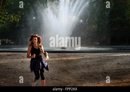 Woman Warande parc en face du palais royal de Bruxelles Belgique sur une chaude journée d'été. Juste en face de la Roy Banque D'Images