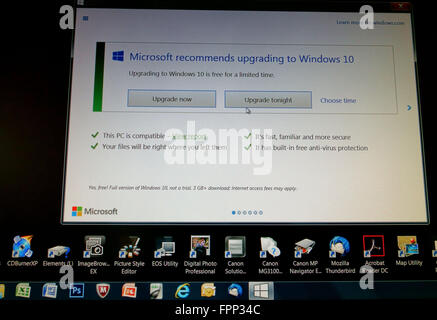 Mise à jour gratuite de Microsoft Windows 10 message publicitaire sur l'écran d'ordinateur, Londres Banque D'Images