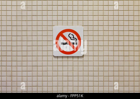 Aucun signe de fumer sur mur de salle de bains - USA Banque D'Images