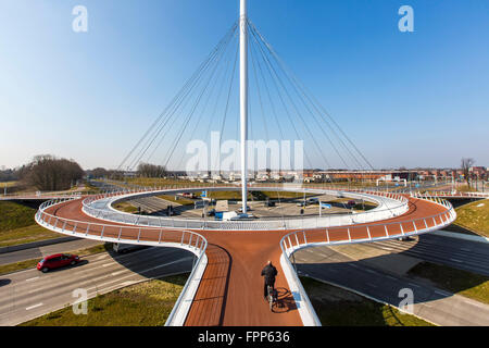 Le Hovenring, un rond-point pour les cyclistes et les piétons, qui pèsent sur une rue passante junction, Eindhoven, Pays-Bas, Banque D'Images