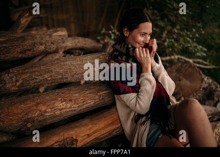 Femme assise sur le sol en bois de sciage, heureux, Banque D'Images