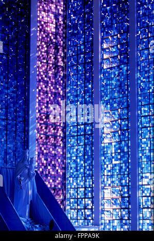 Santuario Dom Bosco mettant en valeur les vitraux de l'église par l'architecte Claudio nefs et Hubert Van Doorne, Banque D'Images