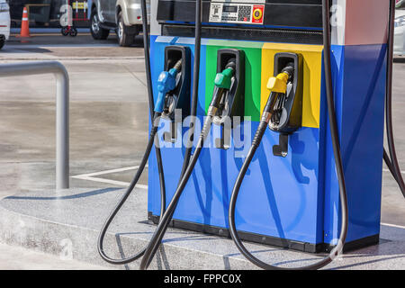 Buses de pompe à gaz dans une station-service Banque D'Images