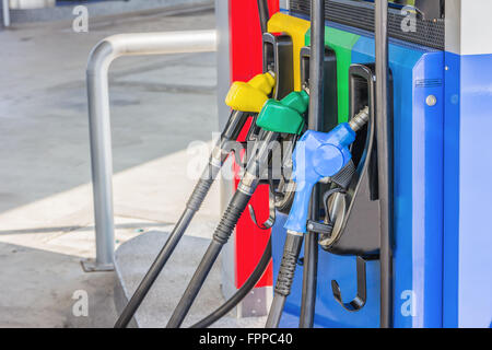 Buses de pompe à gaz dans une station-service Banque D'Images