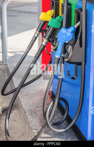 Buses de pompe à gaz dans une station-service Banque D'Images