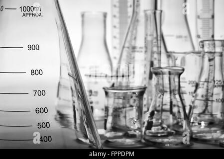 Conique en verre Erlenmeyer et assortiment de verrerie de laboratoire vide prêt pour une expérience dans un laboratoire de recherche scientifique Banque D'Images