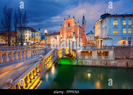 Ljubljana. Droit de Ljubljana, Slovénie dans le cadre de bleu crépuscule heure. Banque D'Images