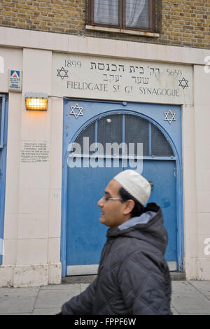 Passé l'homme musulman Fieldgate Juif Synagogue Grand rue à côté de l'East London Mosque at Whitechapel à Londres Banque D'Images