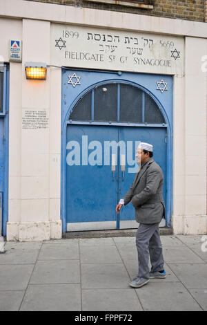 Passé l'homme musulman Fieldgate Juif Synagogue Grand rue à côté de l'East London Mosque at Whitechapel à Londres Banque D'Images