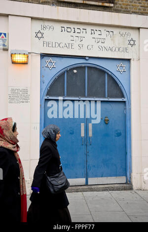 Les femmes musulmanes passé l'Fieldgate Juif Synagogue Grand rue à côté de l'East London Mosque at Whitechapel à Londres Banque D'Images