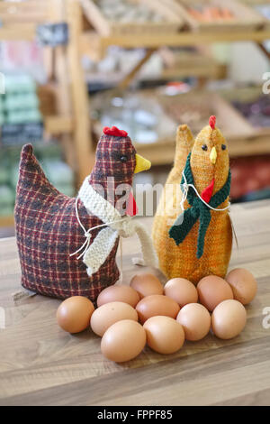 Tissu deux avec des Œufs de poules affichées dans Farm Shop Banque D'Images