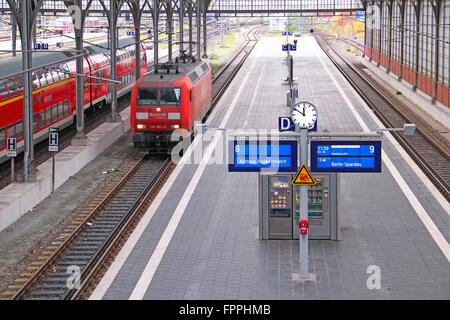 Lübeck, Allemagne - le 7 novembre 2013 : plate-forme vide de Lubeck Hauptbahnhof (gare principale) Banque D'Images