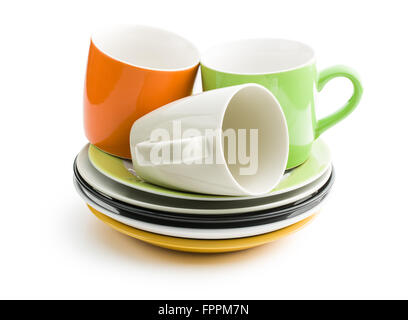Les plaques et les tasses colorées sur fond blanc Banque D'Images