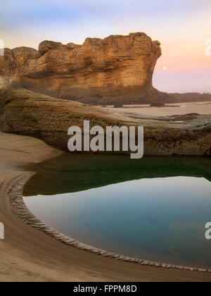 Piscine de marée et la pleine lune. Devil's Punchbowl State Natural Area. Oregon Banque D'Images