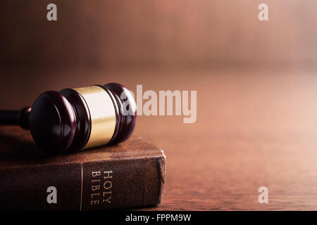 Le juge gavel et sainte bible Banque D'Images