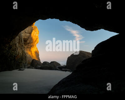 Grotte de la mer à marée basse. Devil's Punchbowl State Natural Area. Oregon Banque D'Images