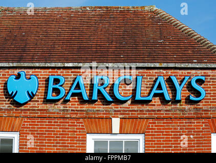 Logo à la Barclays Bank à High Street, Loddon, Norfolk, Angleterre, Royaume-Uni. Banque D'Images