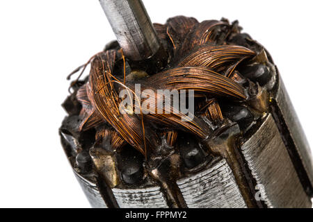 Vieux rotor endommagé de moteur électrique, close-up, isolé sur fond blanc Banque D'Images