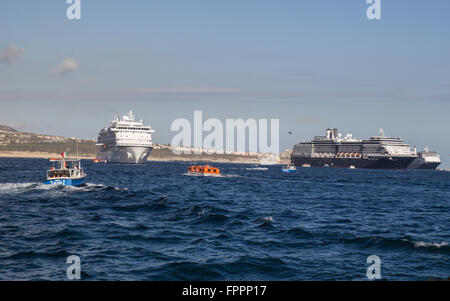 Les bateaux de croisière mouillant au large de la côte de Cabo San Lucas, Mexique. Banque D'Images