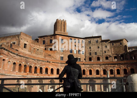 Femme avec chapeau à la recherche historique romaine ruines Mercati Traianei marché Trajan Rome Italie Banque D'Images