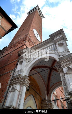 Palazzo Pubblico majestueux sur la Piazza del Campo à Sienne, Toscane, Italie Banque D'Images