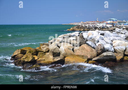 Vue pittoresque sur la belle plage de Marina di Pisa, Toscane en Italie Banque D'Images