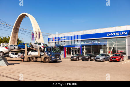 Chariot a apporté de nouvelles voitures à Car Showroom Datsun Banque D'Images