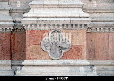 Saint Nicholas relief sur façade de la Basilique San Petronio à Bologne, en Italie, le 04 juin, 2015 Banque D'Images