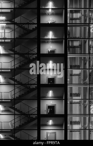 Résumé L'extérieur de l'immeuble moderne. Escalier, ascenseur et d'escalier en verre transparent. Concept en noir et blanc Banque D'Images