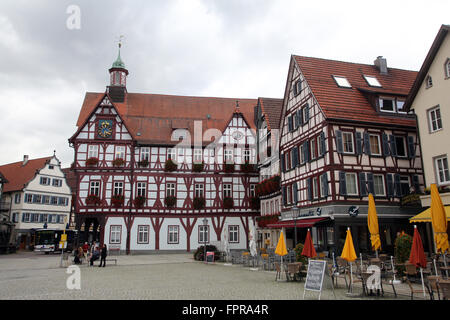 Rathouse avec réveil sur la Marktplatz square à Bad Urach, Allemagne le 21 octobre 2014. Banque D'Images