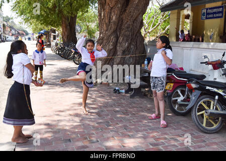 Ecolières pratiquer des sports Luang Prabang au Laos Banque D'Images