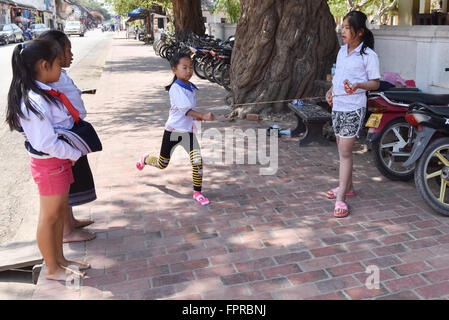 Ecolières pratiquer jumping Luang Prabang au Laos Banque D'Images