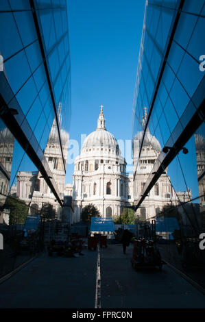 Un nouveau bâtiment appartenant au Land Securities St.Paul's Londres Angleterre. La réflexion de saint Paul sur l'immeuble. Banque D'Images