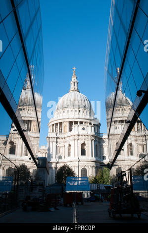 Un nouveau bâtiment appartenant au Land Securities St.Paul's Londres Angleterre. La réflexion de saint Paul sur l'immeuble.. Banque D'Images