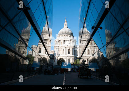 Un nouveau bâtiment appartenant au Land Securities St.Paul's Londres Angleterre. La réflexion de saint Paul sur l'immeuble. Banque D'Images