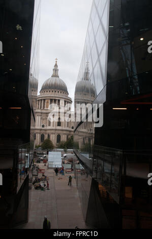 Un nouveau bâtiment appartenant au Land Securities St.Paul's Londres Angleterre. La réflexion de saint Paul sur l'immeuble. Banque D'Images