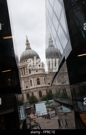 Un nouveau bâtiment appartenant au Land Securities St.Paul's Londres Angleterre. La réflexion de saint Paul sur l'immeuble. Banque D'Images