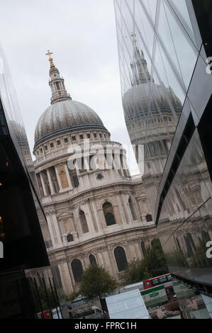 Un nouveau bâtiment appartenant au Land Securities St.Paul's Londres Angleterre. La réflexion de saint Paul sur l'immeuble. Banque D'Images