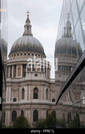 Un nouveau bâtiment appartenant au Land Securities St.Paul's Londres Angleterre. La réflexion de saint Paul sur l'immeuble. Banque D'Images