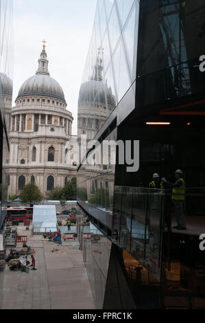 Un nouveau bâtiment appartenant au Land Securities St.Paul's Londres Angleterre. La réflexion de saint Paul sur l'immeuble. Banque D'Images